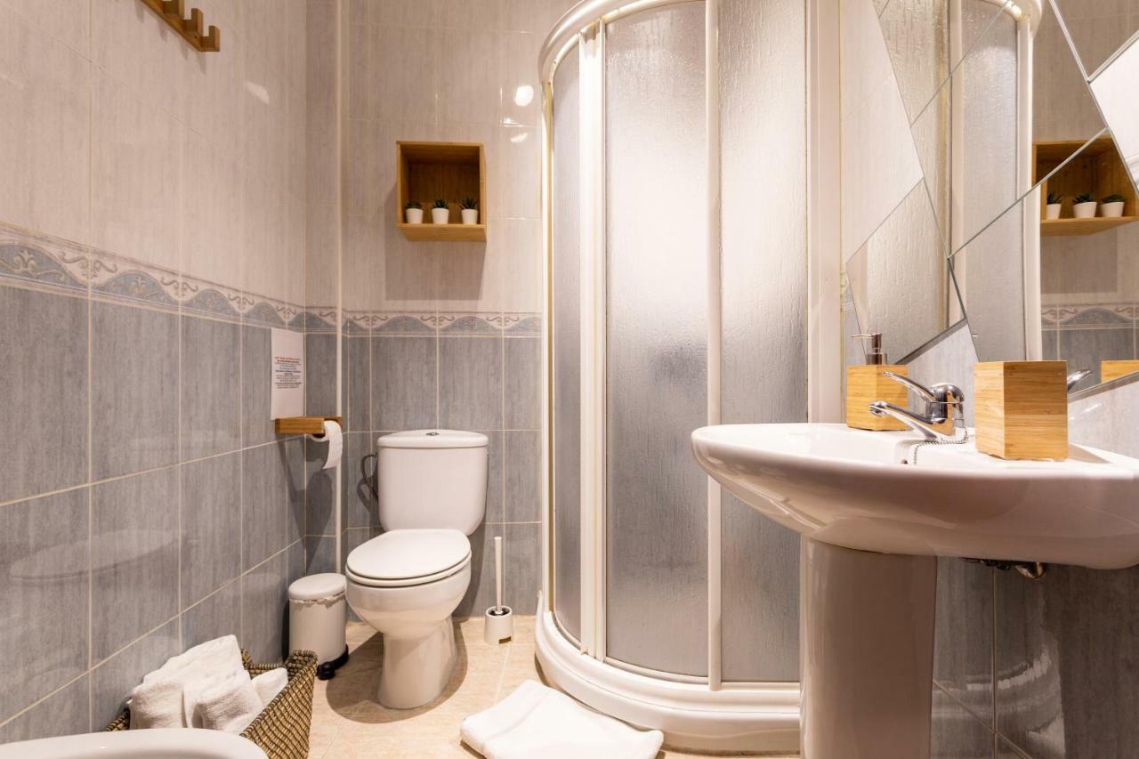 Serva La Bari Shared Apartment Seville Luaran gambar