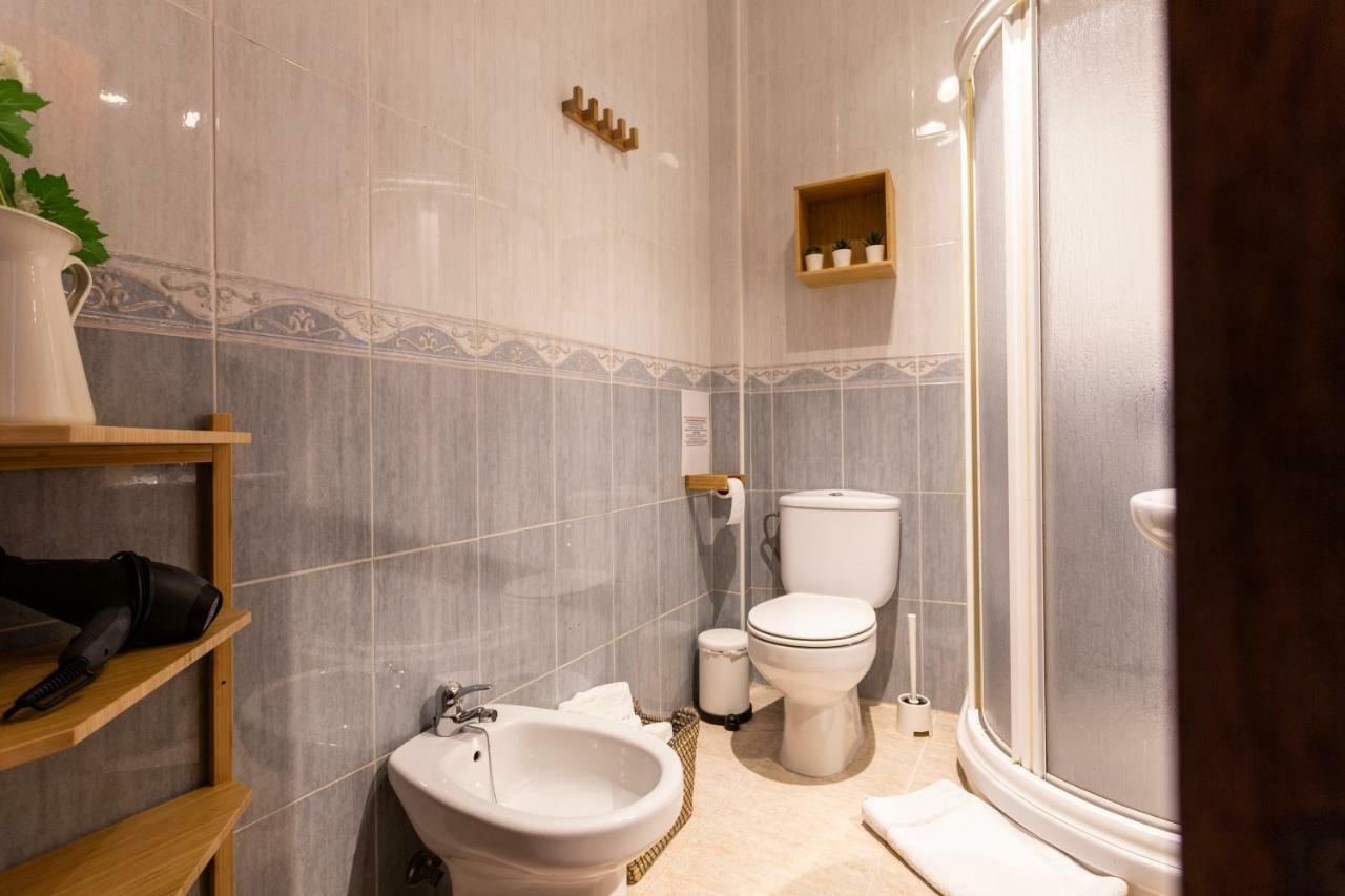 Serva La Bari Shared Apartment Seville Luaran gambar
