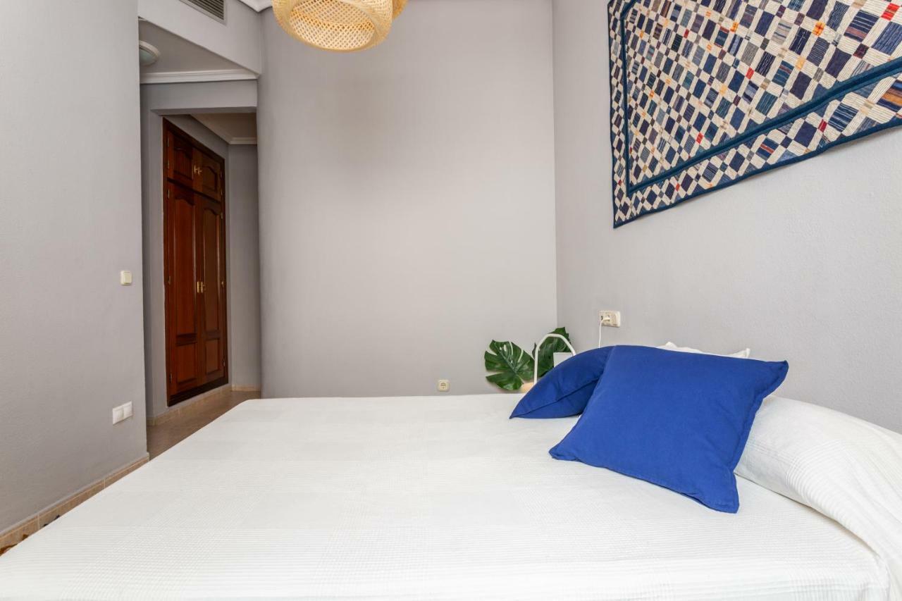 Serva La Bari Shared Apartment Seville Luaran gambar