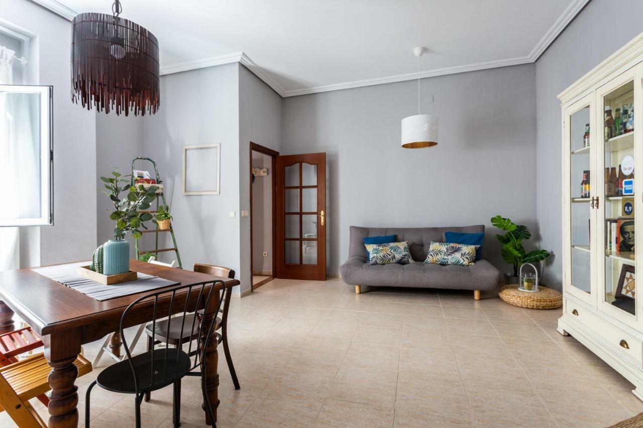 Serva La Bari Shared Apartment Seville Luaran gambar